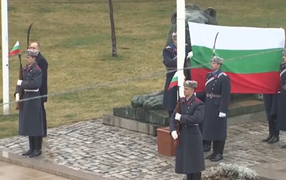 Националният трибагреник бе издигнат с военен ритуал на паметника на